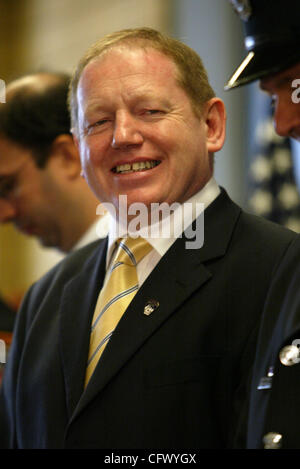 Maître Artisan irlandais Sean Egan (sourire) crée le Waterford Crystal Sculpture en mémoire du père Mychal juge à quarts de Co. moteur 1 & Co. d'Échelle 24 à Manhattan, le 14 mars 2007. Crédit photo : Mariela Lombard/ ZUMA Press. Banque D'Images