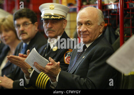 Commissaire aux incendies Nicholas Scoppetta. Irlandais Sean Egan maître artisan crée Waterford Crystal Sculpture en mémoire du père Mychal juge à quarts de 1 Moteur Co. & Co. de l'échelle 24 à Manhattan le 14 mars 2007. Crédit photo : Mariela Lombard/ ZUMA Press. Banque D'Images