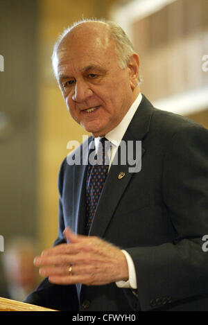 Commissaire aux incendies Nicholas Scoppetta. Irlandais Sean Egan maître artisan crée Waterford Crystal Sculpture en mémoire du père Mychal juge à quarts de 1 Moteur Co. & Co. de l'échelle 24 à Manhattan le 14 mars 2007. Crédit photo : Mariela Lombard/ ZUMA Press. Banque D'Images