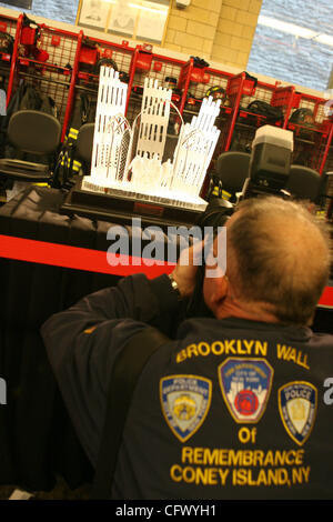 Commissaire aux incendies Nicholas Scoppetta. Irlandais Sean Egan maître artisan crée Waterford Crystal Sculpture en mémoire du père Mychal juge à quarts de 1 Moteur Co. & Co. de l'échelle 24 à Manhattan le 14 mars 2007. Banque D'Images