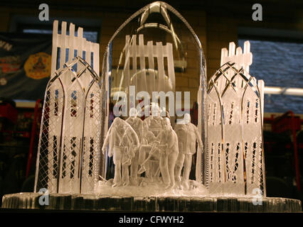 Irlandais Sean Egan maître artisan crée Waterford Crystal Sculpture en mémoire du père Mychal juge à quarts de 1 Moteur Co. & Co. de l'échelle 24 à Manhattan le 14 mars 2007. Crédit photo : Mariela Lombard/ ZUMA Press. Banque D'Images