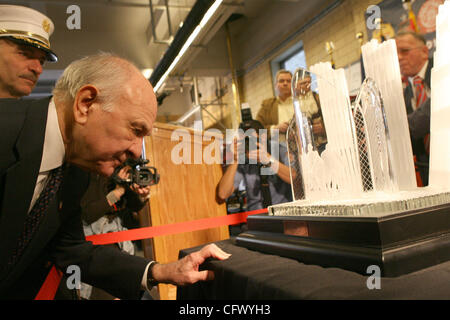 Commissaire aux incendies Nicholas Scoppetta. Irlandais Sean Egan maître artisan crée Waterford Crystal Sculpture en mémoire du père Mychal juge à quarts de 1 Moteur Co. & Co. de l'échelle 24 à Manhattan le 14 mars 2007. Crédit photo : Mariela Lombard/ ZUMA Press. Banque D'Images