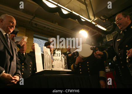 Commissaire aux incendies Nicholas Scoppetta. Irlandais Sean Egan maître artisan crée Waterford Crystal Sculpture en mémoire du père Mychal juge à quarts de 1 Moteur Co. & Co. de l'échelle 24 à Manhattan le 14 mars 2007. Banque D'Images