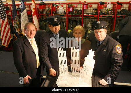 L/R : L'artiste Sean Egan, FF Zack Vause, père Mychal la sœur juge Dympna Jessich (qui a volé de l'Irlande) et EMT Kevin Allen. L'artiste Sean Egan montrant Commissaire Nicholas Scoppetta la sculpture au cours de la cérémonie. Maître Artisan irlandais Sean Egan (sourire) crée des sculptures de Waterford Crystal Banque D'Images