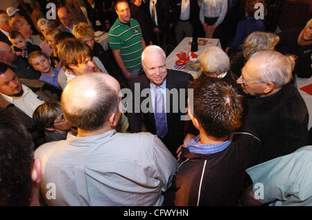 Le sénateur John McCain, candidat à la présidence, R-Arizona), est entouré de sympathisants comme il se ferme une apparition à une réunion publique le mercredi 14 mars 2007, à Alton, Iowa. McCain a lancé une campagne de trois jours à travers l'Iowa swing qui comprenait des arrêts à Des Moines, l'Ames et Cedar Falls. Copyright Banque D'Images