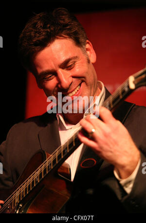 Mar 15, 2007 - New York, NY, USA - 15 mars 2007 - New York, NY, USA - Le guitariste PETER BERNSTEIN effectue dans la nouvelle école célébrons 20 ans de nouvelle école de jazz. (Crédit Image : © Nancy/Kaszerman ZUMA Press) Banque D'Images