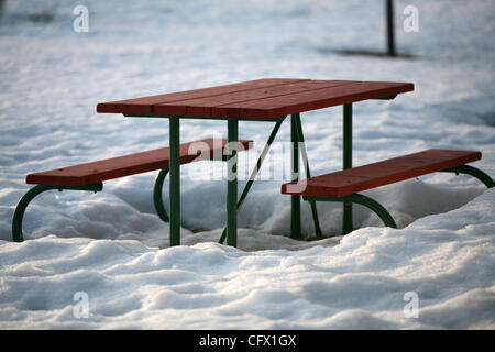 Mar 18, 2007 - Jackson Hole, Wyoming, USA - un banc de parc rouge enterré dans la neige à Jackson Hole. (Crédit Image : © Marianna Massey Jour/ZUMA Press) Banque D'Images