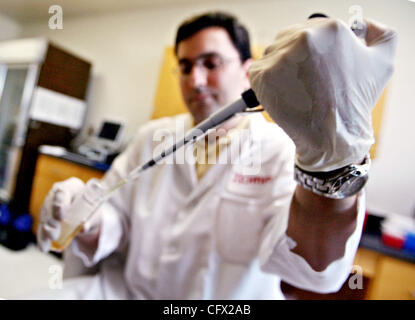 Raphael Levy, un scientifique de Xoma, la croissance des médias transferts pour les bactéries au cours d'un processus anti-découverte du corps à l'Xoma labortory à Berkeley, Californie le Lundi, Mars 19, 2007 (Diana Diroy / l'Oakland Tribune). Banque D'Images