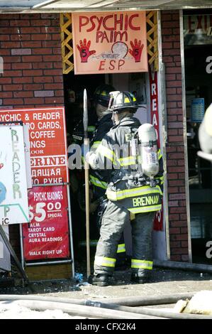 Mar. 20, 2007 - New York, New York, États-Unis - @ Alarme incendie a éclaté au bâtiment abritant un café et palm reader et les locataires à Sheepshead Bay, Brooklyn 3-20-07 . 2007 .K52225B Ltée.(Image Crédit : Â© Bruce Cotler/Photos/ZUMAPRESS.com) Globe Banque D'Images