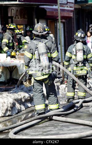 Mar. 20, 2007 - New York, New York, États-Unis - @ Alarme incendie a éclaté au bâtiment abritant un café et palm reader et les locataires à Sheepshead Bay, Brooklyn 3-20-07 . 2007 .K52225B Ltée.(Image Crédit : Â© Bruce Cotler/Photos/ZUMAPRESS.com) Globe Banque D'Images