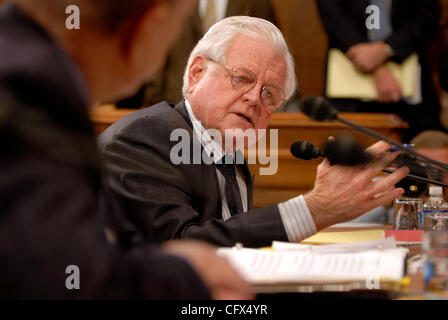 Mar 22, 2007 - Washington, DC, USA - Le sénateur Ted Kennedy (D-MA) parle au sénateur Arlen Specter (R-PA) au cours d'une réunion du Comité judiciaire de voter sur l'autorisation donnant au comité le pouvoir de délivrer des assignations dans le cadre de l'tiré avocats américains. Un comité du Sénat américain a voté pour autoriser l Banque D'Images