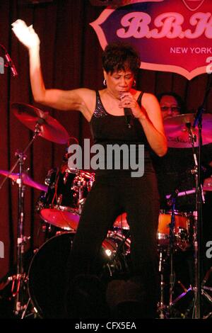 Mar. 24, 2007 - New York, New York, États-Unis - K52323Bettye Lavette BCO.et la boue du Mississippi All Stars effectuer à B.B. King Blues Club de NEW YORK New York 03-24-2007.(Image Crédit : Â© Bruce Cotler/Photos/ZUMAPRESS.com) Globe Banque D'Images