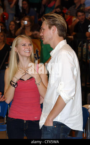 Mar. 24, 2007 ; Wilmington, NC, USA ; acteur Chad Michael Murray avec sa fiancée KENZIE DALTON font une apparition à la One Tree Hill charity match de basket-ball au profit du YMCA le jeu a eu lieu l'Scwartz Centre situé en centre-ville de Wilmington. Crédit obligatoire : Photo par Jason Moore. (©) C Banque D'Images