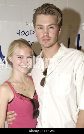 Mar 24, 2007 - Wilmington, NC, USA - l'Acteur Chad Michael Murray et fiancée KENZIE DALTON faire une apparition à la 'One Tree Hill' charity match de basket-ball au profit du YMCA, tenue à l'Schwartz Centre dans le centre-ville de Wilmington. (Crédit Image : © Jason Moore/ZUMA Press) Banque D'Images