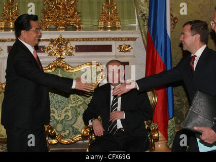 Le président Vladimir Poutine (C) et le président chinois Hu Jintao (l) à la réunion de Kremlin. Premier vice-premier ministre Dmitri Medvedev (r) se félicite de Hu Jintao. Banque D'Images