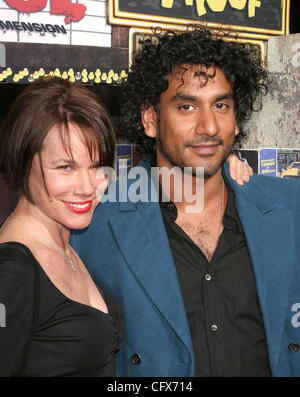 Mar 26, 2007 ; Los Angeles, Californie, USA ; Acteurs NAVEEN ANDREWS ET BARBARA HERSHEY au 'Grindhouse' Los Angeles Premiere tenue à l'Orpheum Theatre, le centre-ville de Los Angeles crédit obligatoire : Photo par Paul Fenton/ZUMA Press. (©) Copyright 2007 by Paul Fenton Banque D'Images