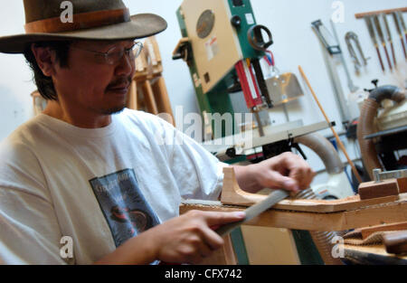 Mike DaSilva travaille sur un ukulele Ukulele DaSilva à Berkeley, Californie) dans l'entreprise mercredi, 24 janvier 2007. (Sat Nam tonne/Contra Costa Times) Banque D'Images