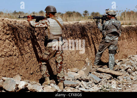 Mar 28, 2007 - Shakarah, Diyala, l'Iraq - Un soldat de l'armée irakienne et un soldat américain le périmètre d'analyse lors de la recherche d'un attentat-suicide en Shakarah, l'Iraq, le mercredi 28 mars 2007. Américains et Irakiens travaillent maintenant ensemble à toutes les patrouilles dans la région. (Crédit Image : © Nicole Fruge/San Ant Banque D'Images