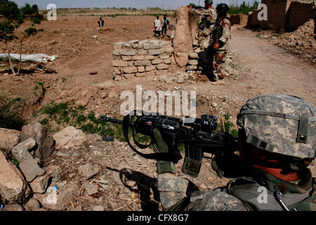 Mar 28, 2007 - Shakarah, Diyala, l'IRAQ - SPC. JESSE GONZALES numérise le périmètre lors de la recherche d'un attentat-suicide en Shakarah, l'Iraq, le mercredi 28 mars 2007. (Crédit Image : © Nicole Fruge/San Antonio Express-News/ZUMA Press) RESTRICTIONS : US de ventes tabloïd ! SAN ANTONIO et SEATTLE NEWS Banque D'Images