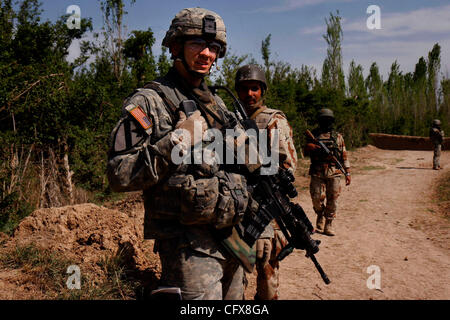 Mar 28, 2007 - Shakarah, Diyala, l'IRAQ - Premier lieutenant MICHAEL PATRICK STALLINGS, d'Austin, suivi par des soldats de l'armée irakienne, les montres en tant que soldats suivre un fil de cuivre qu'ils croyaient être relié à une bombe dans Shakarah, l'Iraq, le mercredi 28 mars 2007. Le fil a été repéré par un Irakien d'alerte Banque D'Images