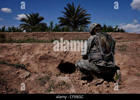 Mar 28, 2007 - Shakarah, Diyala, l'IRAQ - Premier lieutenant MICHAEL PATRICK STALLINGS, d'Austin, repère un trou frais qui pourraient être utilisés pour une bombe de circonstance dans Shakarah, l'Iraq, le mercredi 28 mars 2007. (Crédit Image : © Nicole Fruge/San Antonio Express-News/ZUMA Press) RESTRICTIONS : US de ventes tabloïd ! SAN Banque D'Images