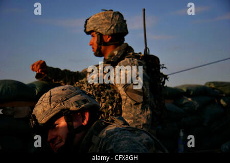 Mar 28, 2007 - Shakarah, Diyala, l'IRAQ - Le s.. PATRICK MARIN, de Kalispell, Montana, avant, et le Sgt. KENNY ALICEA, du Bronx, New York, veille sur le toit de la Base de patrouille de K-Wal dans Shakarah, l'Iraq, le mercredi 28 mars 2007. Des soldats de la première division de cavalerie Ft. Capot et un groupe d'Irakiens Banque D'Images