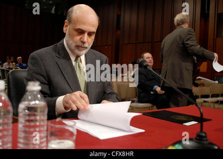 Mar 28, 2007 - Washington, DC, USA - Le Président de la Réserve fédérale, Ben Bernanke témoigne devant le comité économique mixte du Congrès sur les perspectives de l'économie américaine. Dans son témoignage, Bernanke a déclaré que "les incertitudes se sont accrues au sein de l'économie de l'Amérique et que la banque centrale est resté c Banque D'Images