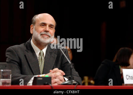 Mar 28, 2007 - Washington, DC, USA - Le Président de la Réserve fédérale, Ben Bernanke témoigne devant le comité économique mixte du Congrès sur les perspectives de l'économie américaine. Dans son témoignage, Bernanke a déclaré que "les incertitudes se sont accrues au sein de l'économie de l'Amérique et que la banque centrale est resté c Banque D'Images