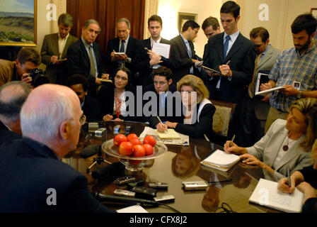 Mar 28, 2007 - Washington, DC, USA - Président judiciaire du Sénat Patrick Leahy (D-VT) parle avec des journalistes sa commission d'enquête sur le tir de huit avocats américains. Le ministère de la Justice s'occupe de la décharge de l'ancienne fédération industrielle est devenue un scandale recouvrit, avec les états Banque D'Images