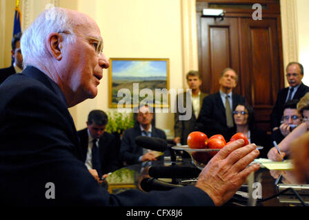 Mar 28, 2007 - Washington, DC, USA - Président judiciaire du Sénat Patrick Leahy (D-VT) parle avec des journalistes sa commission d'enquête sur le tir de huit avocats américains. Le ministère de la Justice s'occupe de la décharge de l'ancienne fédération industrielle est devenue un scandale recouvrit, avec les états Banque D'Images