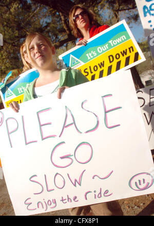 Sammy Buono,12, Stanley Middle School Student est titulaire d'un signe au cours d'un rassemblement de parents et d'élèves holding signs pour les conducteurs à ralentir le long de Pleasant Hill Road et de Springhill, Mercredi, Mars 28,2007 à Lafayette en Californie L'objectif de cette rencontre est d'attirer l'attention sur la limite de vitesse de 25 mph Banque D'Images