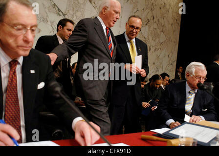 Mar 29, 2007 - Washington, DC, USA - président du comité judiciaire du Sénat Président du comité judiciaire du Sénat Patrick Leahy (D-VT) (à gauche) et le sénateur Charles Schumer (D-NY) parler avant le témoignage de Kyle Sampson, ancien chef de cabinet du procureur général Alberto Gonzales, sur Sampson's role in the f Banque D'Images