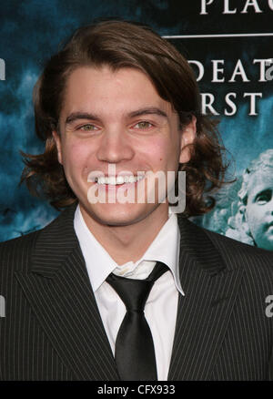 Mar 29, 2007 ; Los Angeles, Californie, USA ; acteur Emile Hirsch à 'La moisson' Los Angeles Premiere tenue au Mann Village Theatre, Westwood. Crédit obligatoire : Photo par Paul Fenton/ZUMA Press. (©) Copyright 2007 by Paul Fenton Banque D'Images