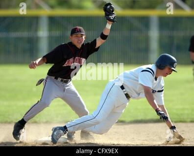 Aragon Lycée Sportif Nick Borg rend le jeu et tags à Brett Kilburg après une tentative de voler 2e au cours de l'action contre Carlmont Vendredi, 30 mars 2007, à Belmont, Californie (Ron Lewis/San Mateo County Times) Banque D'Images