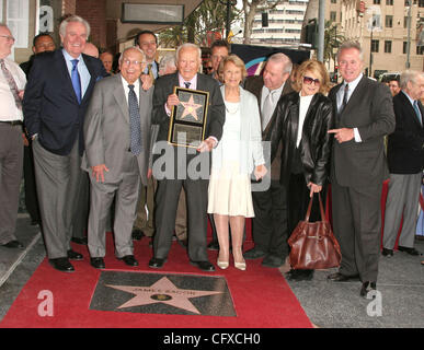 Avr 06, 2007 ; Los Angeles, Californie, USA ; chroniqueur Hollywood JAMES BACON avec sa femme DOLORES recevant la 2,334ème Star avec l'actrice ANGIE DICKINSON, Frank Sinatra Jr, le comédien TIM CONWAY et l'acteur Robert Wagner avec maire honoraire JOHNNY GRANT sur le Hollywood Walk of Fame à côté de son ami F Banque D'Images