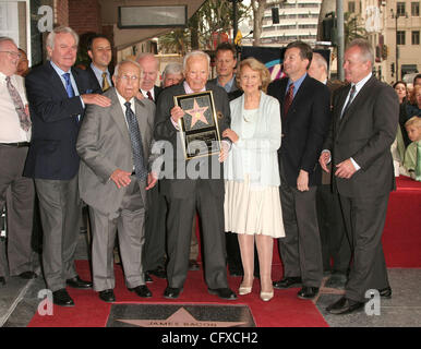 Avr 06, 2007 ; Los Angeles, Californie, USA ; chroniqueur Hollywood JAMES BACON avec sa femme DOLORES recevant la 2,334ème Star avec l'actrice ANGIE DICKINSON, Frank Sinatra Jr, le comédien TIM CONWAY et l'acteur Robert Wagner avec maire honoraire JOHNNY GRANT sur le Hollywood Walk of Fame à côté de son ami F Banque D'Images