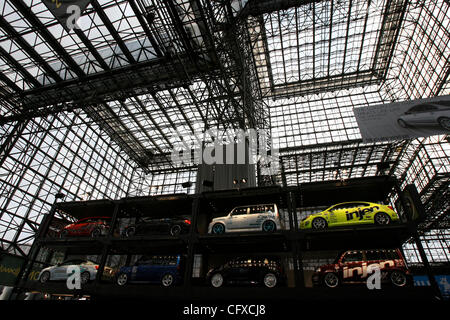 Apr 06, 2007 - New York, NY, USA - un rack rempli de Scion à NYIAS 2007, le New York International Auto Show qui a eu lieu au Jacob Javits Convention Center du 6 au 15 avril 2007. (Crédit Image : © Mehmet Demirci/ZUMA Press) Banque D'Images