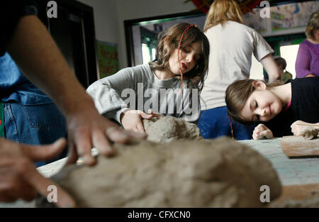 • Reneejones@startribune.com.MinnRENÉE JONES SCHNEIDER eapolis, MN - 7 avril 2007 - Hannah Chazdon, 8, et 8, Dregni Kiona, tous deux de Saint Paul, a travaillé sur les masques de tortues pendant le coeur de la bête et de marionnettes du Théâtre de masque peut atelier samedi à Minneapolis. (Crédit Image : © Minneapolis Star T Banque D'Images