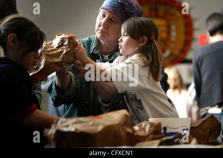 • Reneejones@startribune.com.MinnRENÉE JONES SCHNEIDER eapolis, MN - 7 avril 2007 - Patty Gille aidé Josie faire un masque grenouille Welch pour mai jour lors d'un atelier au Cœur de la bête et de marionnettes Théâtre Masque à Minneapolis samedi. Au cours du mois prochain le théâtre va continuer les ateliers t Banque D'Images