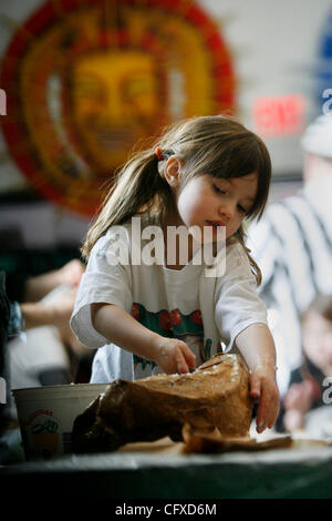 RENEE JONES SCHNEIDER reneejones@startribune.com.Minneapolis ¥, MN - 7 avril 2007 - Josie Welch mettez du papier machŽ tranquillement sur un masque de grenouille elle a fait au Cœur de la bête et de marionnettes Théâtre masque samedi matin qu'elle s'use dans une parade de mai. Le théâtre organise des ateliers Sam Banque D'Images