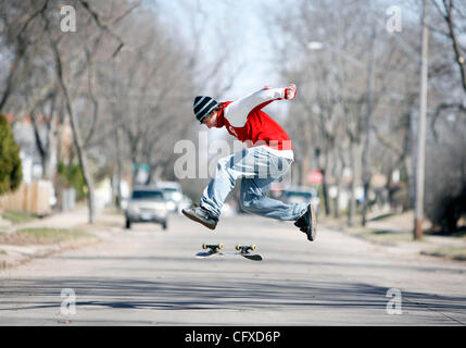 RENEE JONES SCHNEIDER reneejones@startribune.com.Minneapolis ¥, MN - 7 avril 2007 - Alex Proskourine, 17 ans, a consacré un de ses derniers jours de congé du printemps de Patrick Henry High School pratiquant les ollies dans une rue près de son domicile à Minneapolis samedi après-midi. (Crédit Image : © Minneapolis Star T Banque D'Images