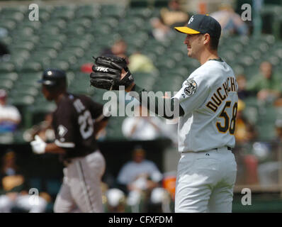 Le releveur des Oakland A's Justin Duchscherer (# 58) attend une nouvelle balle comme Jermaine Dye de Chicago tour les bases après avoir frappé un run 2 homer pour égaliser le match 3-3 au cours de la partie inférieure de la 8e manche de leur jeu à Oakland, Californie Le mercredi 11 avril, 2007. Les White Sox remportent le match 6-3. Banque D'Images