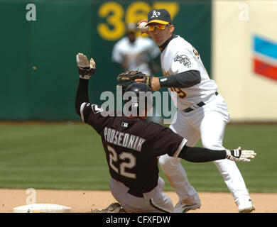 Scott Podsednik (# 22) des Chicago White Sox est à la deuxième base comme Oakland A's Marco Scutaro (# 19) fait tourner un double jeu sur une balle frappée par Jermaine Dye durant leur jeu à Oakland, Californie Le mercredi 11 avril, 2007. Les White Sox remportent le match 6-3. (Sherry LaVars/Contra Costa Times) Banque D'Images