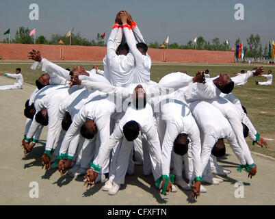 Les nouvelles recrues en leur montrant CRPF à distribuer les compétences au cours de la parade à une base militaire à la périphérie de Srinagar, Inde, le jeudi 12 avril, 2007. Les militaires vont se joindre des soldats indiens la lutte contre la guérilla islamique séparatiste au Cachemire pour mettre fin à une insurrection armée qui a commencé en 1989 PHOTO/ALTAF Banque D'Images