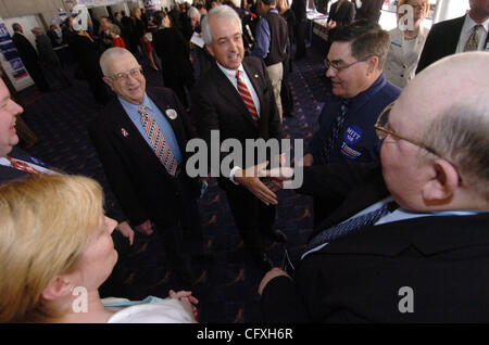 Candidat présidentiel républicain, Chicago John Cox greets supporters potentiels avant le début de la parti républicain de l'Iowa, l'unité d'Abraham Lincoln le dîner, samedi, 14 avril 2007, à Des Moines, Iowa. Cox, longtemps activiste républicain est considéré comme un long coup pour son partyís n Banque D'Images