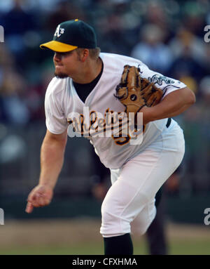 Oakland A's pitcher Joe Blanton suit son jet franc contre New York Yankees' Johnny Damon au cours de la première manche pour McAfee Colisuem à Oakland, Californie, le samedi 14 avril 2007. Damon rayée.(Ray Chavez/l'Oakland Tribune) Banque D'Images