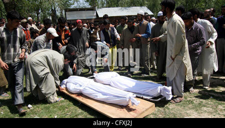 Apr 16, 2007 - Pulwama, Cachemire, Inde - les gens portent le corps de deux civils tués dans une fusillade à Kakpora cri, 25km (15 milles) au sud de Srinagar. Plusieurs milliers de personnes ont manifesté dans le Cachemire indien le lundi, un jour après que deux civils ont été retrouvés morts à la suite d'un échange de tirs entre les Mu Banque D'Images