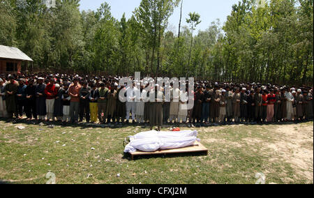 Apr 16, 2007 - Pulwama, Cachemire, Inde - les musulmans du Cachemire offrent des prières funéraires de deux civils tués dans une fusillade à Kakpora cri, 25km (15 milles) au sud de Srinagar. Plusieurs milliers de personnes ont manifesté dans le Cachemire indien le lundi, un jour après que deux civils ont été retrouvés morts à la suite d'un échange o Banque D'Images