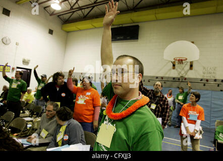 Saint Paul, MN - le 14 avril 2007 - Brian Winkelaar de Saint Paul lève la main avec d'autres volontaires pour être délégués à la DFL city convention cet été au cours de la quatrième convention de LDF ward à Hancock l'école primaire. Les candidats Russ Stark, Randy Schurbring et Bernie Hesse étaient en lice fo Banque D'Images