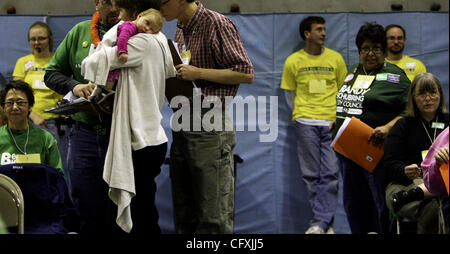 Saint Paul, MN - le 14 avril 2007 - Frances Commers, huit semaines, montres l'action sur les épaules de sa mère Beth Commers, quatrième président de paroisse, au cours de la quatrième convention de LDF ward à Hancock école primaire où les candidats Russ Stark, Randy Schurbring et Bernie Hesse étaient en lice pour la partie' Banque D'Images